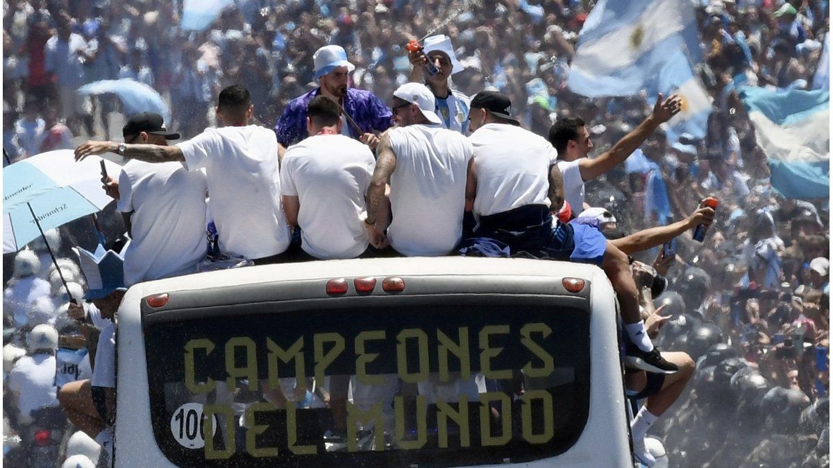 La Selección Argentina festeja el título ante una multitud