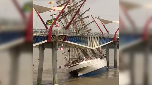 Video: un buque escuela de la Marina de Brasil chocó contra un puente en Ecuador