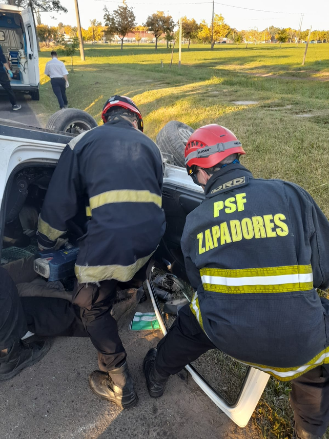 Volcó un utilitario y los bomberos tuvieron que rescatar a un conductor atrapado