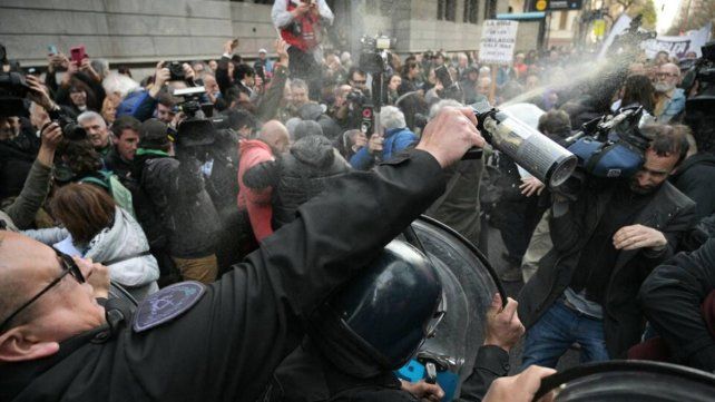 La policía reprimió a jubilados que marcharon contra el veto de Javier Milei
