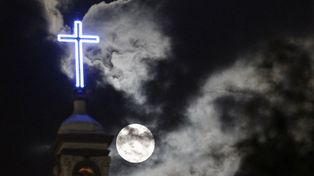Imágenes de la Súper Luna que anoche brilló en su versión más grande de 2014