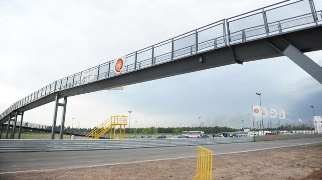 El puente peatonal fue inaugurado por la intendenta Mónica Fein. La estructura vincula el exterior con los boxes. (foto: Alfredo Celoria)