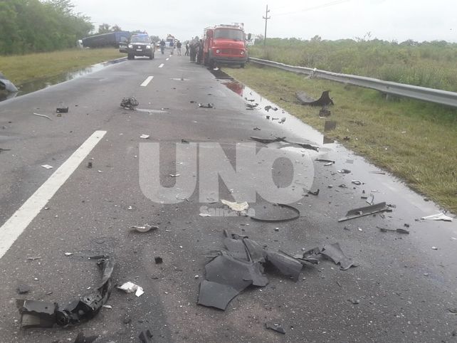 Impactante accidente entre un auto y un camión deja una mujer con severos politraumatismos