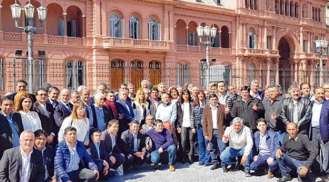 Intendentes del PJ de todo el país fueron a la Rosada por el Fondo Sojero
