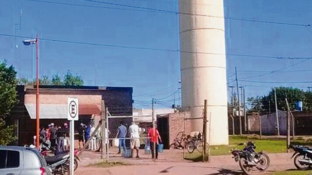 En el tanque. Los vecinos caminan varias cuadras para conseguir agua.