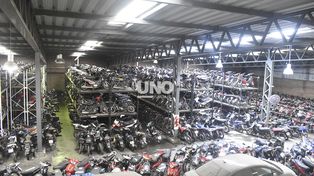 Para liberar espacio en el corralón, la municipalidad compactará 37 autos este mes y 397 motos en diciembre
