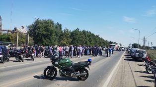 Empleados de Vicentin cortan la ruta A012 frente a la planta ubicada en Ricardone.&nbsp;