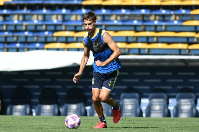 Juan Cruz Komar podría ser de la partida frente a su exclub. Es una de las principales cartas de recambio que tiene Russo.