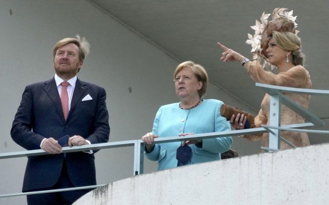 La canciller alemana, Angela Merkel da la bienvenida al rey holandés Willem-Alexander y a su esposa, la reina Máxima, para una reunión en la Cancillería en Berlín, Alemania.