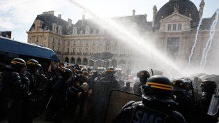 La Policía francesa reprime protestas por la educación: hay 250 mil manifestantes