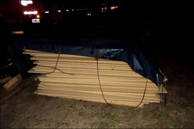 Un camión mordió la banquina mojada y volcó sobre la ruta 127