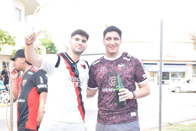 Todo el color y pasión de los hinchas de Colón para el partido ante Defensores de Belgrano