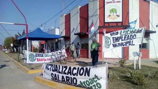 Protesta de empleados municipales frente a la comuna de Sauce de Luna