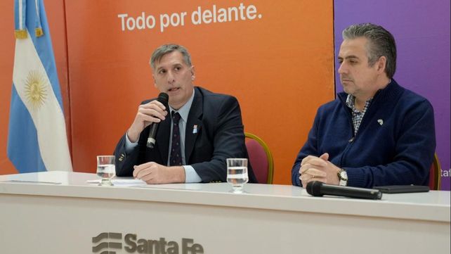 Los ministros de Economía, Pablo Olivares, y de Justicia y Seguridad, Pablo Cococcioni, en conferencia de prensa sobre el 