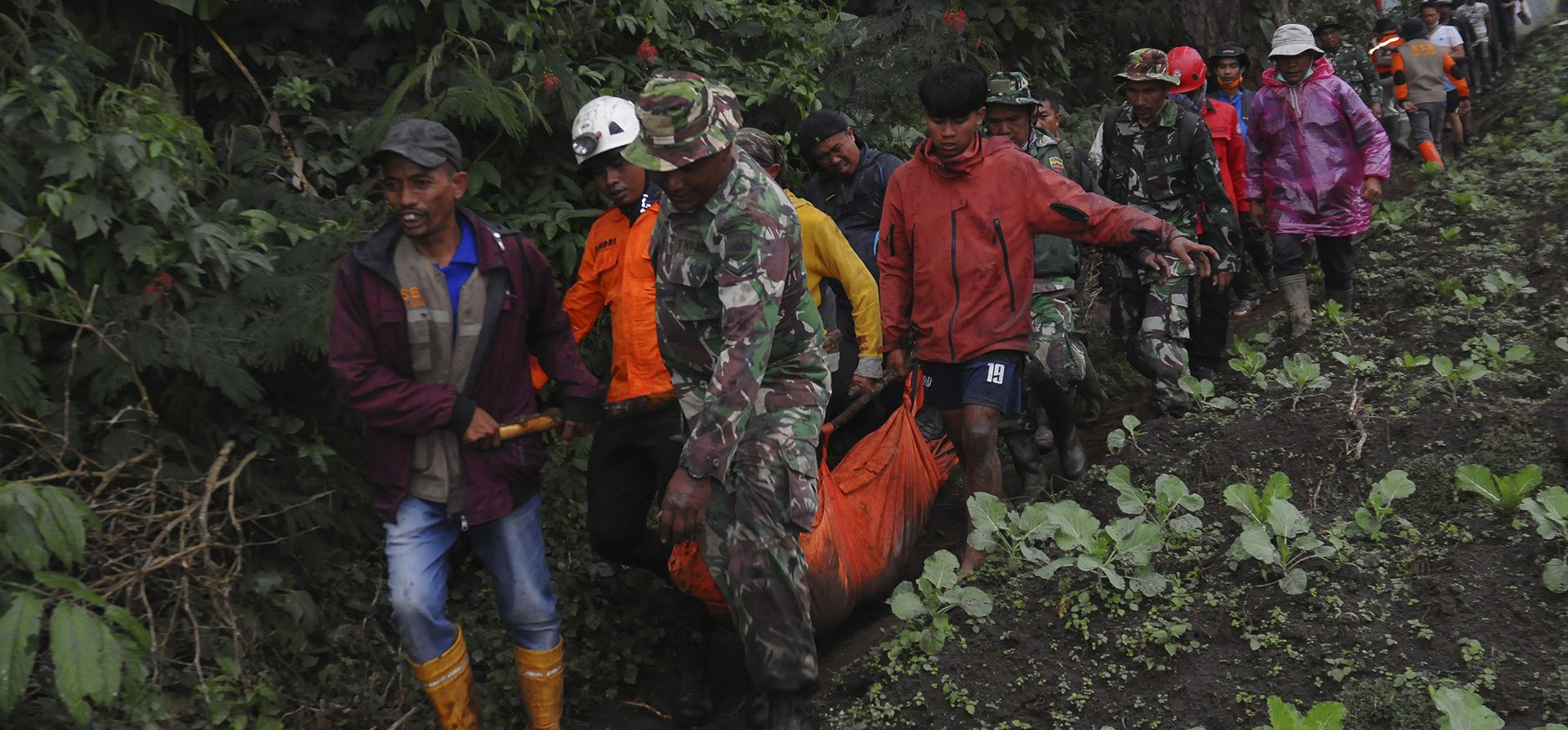 Rescatistas llevan el cuerpo de una víctima de la erupción del Monte Marapi en Batu Palano, Sumatra Occidental, Indonesia, el martes 5 de diciembre de 2023. Los rescatistas que buscaban en las peligrosas laderas del volcán encontraron más cuerpos de escaladores que fueron sorprendidos por la erupción. (Foto AP/Ardhy Fernando) Rescatistas llevan el cuerpo de una víctima de la erupción del Monte Marapi en Batu Palano, Sumatra Occidental, Indonesia, el martes 5 de diciembre de 2023. Los rescatistas que buscaban en las peligrosas laderas del volcán encontraron más cuerpos de escaladores que fueron sorprendidos por la erupción. (Foto AP/Ardhy Fernando)