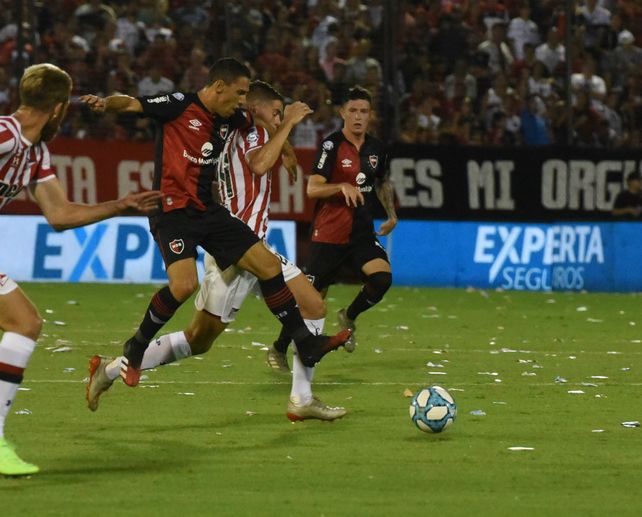 El capit&aacute;n. Maxi Rodr&iacute;guez apareci&oacute; en la &uacute;ltima jugada y le hicieron penal. Le asegur&oacute; al &aacute;rbitro que le cometieron falta.&nbsp;