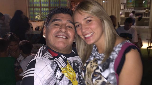 Rocío Oliva publicó una sorprendente selfie desde la cama junto a Diego Maradona