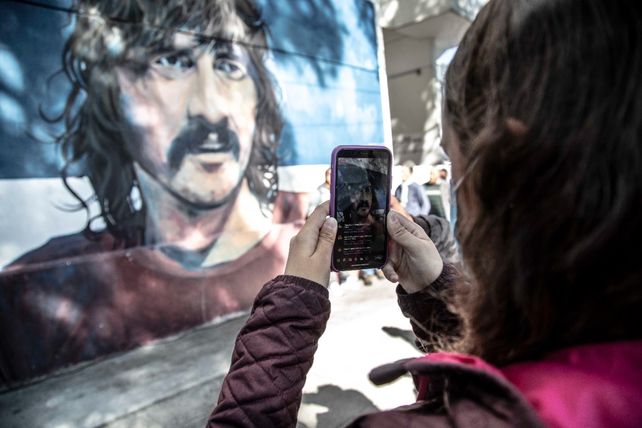 El mural en tributo al Trinche Carlovich está emplazada en uno de los muros del edificio de Telecom ubicado en las Cuatro Plazas.  