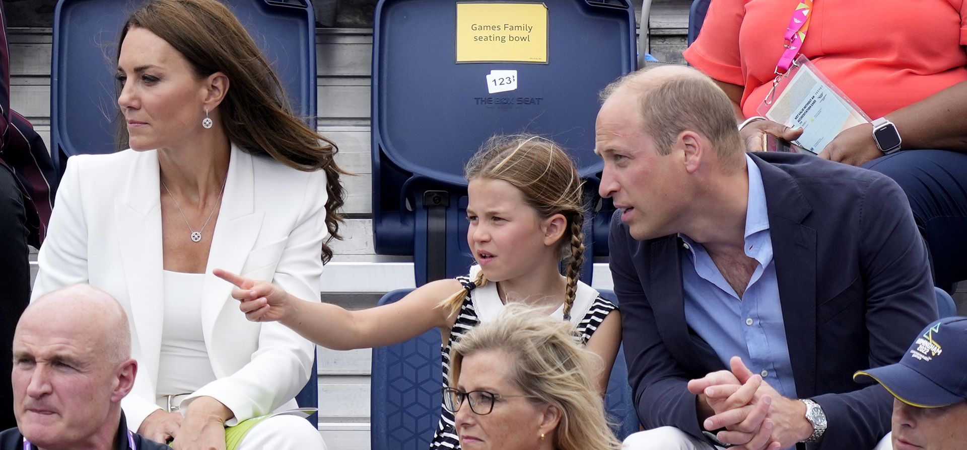 La princesa Charlotte es observada por sus padres Kate, la duquesa de Cambridge y el príncipe Guillermo de Gran Bretaña durante el partido de hockey del Grupo A femenino entre India e Inglaterra en los Juegos de la Commonwealth en Birmingham, Inglaterra, el martes 2 de agosto de 2022.