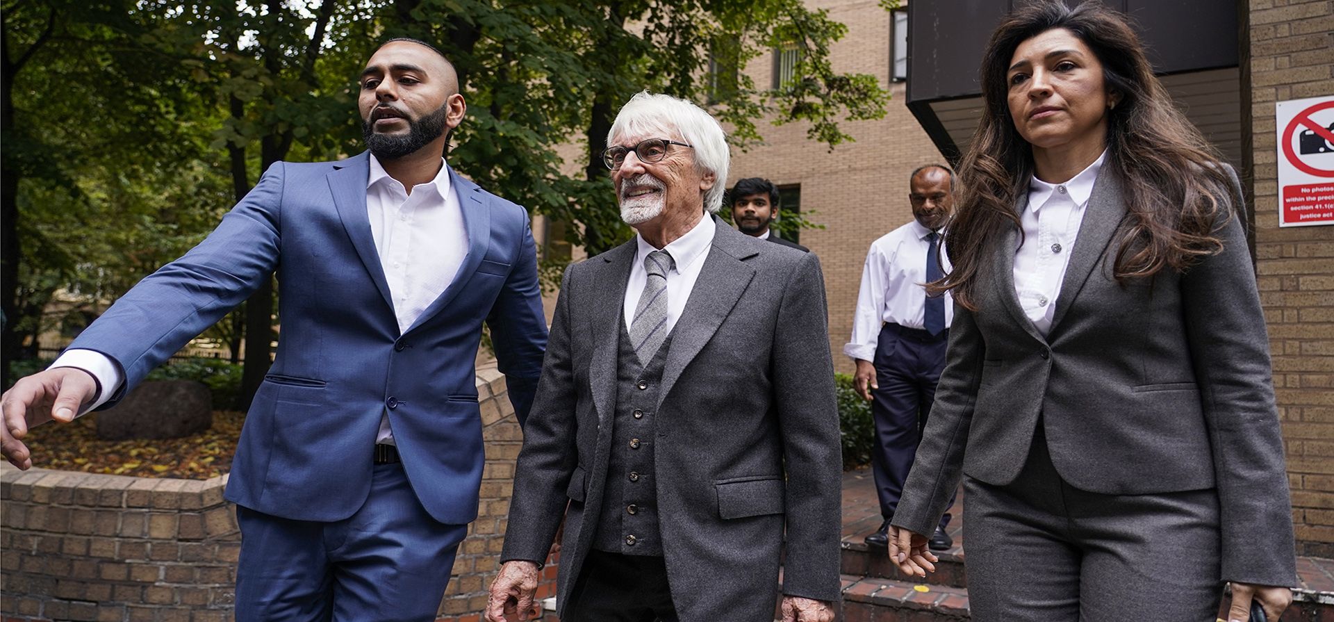 El exjefe de Fórmula Uno, Bernie Ecclestone, abandona el Tribunal de la Corona de Southwark, en Londres, el martes 4 de octubre de 2022. Ecclestone ha sido acusado de fraude por una supuesta falta de declaración de £400 millones de activos en el extranjero.