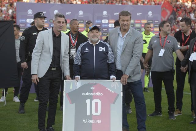Newells rindió pleitesía a un Maradona que no pudo evitar las lágrimas