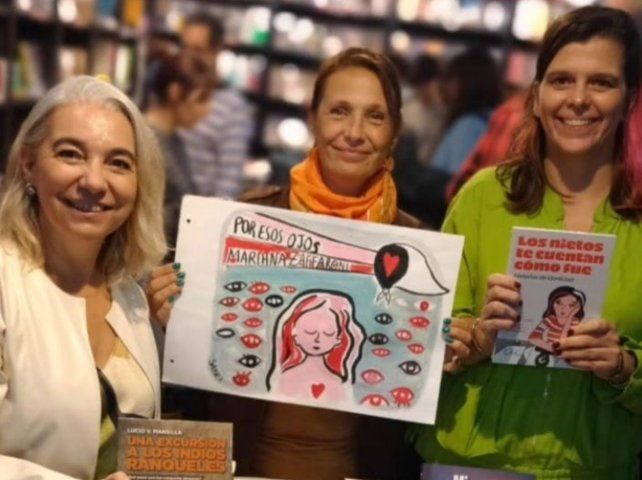 Un libro con textos y viñetas sobre nietas y nietos que recuperaron su identidad