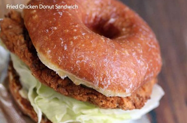 Sandwich de pollo frito en Donut.