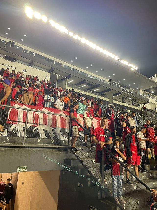 Los rojinegros hacen el aguante en el estadio de Santos.