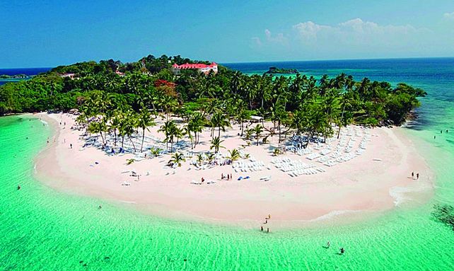 Cayo Levantado es un islote en la bahía de Samaná, que ofrece amplios y naturales paisajes.
