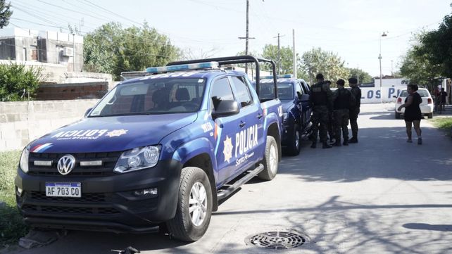 La policía custodió las instalaciones del club donde velaron a Máximo Gerez.