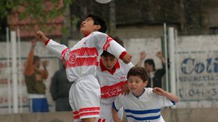 Por el riesgo neurológico, estudian prohibir los cabezazos en el fútbol infantil para menores de 10 años