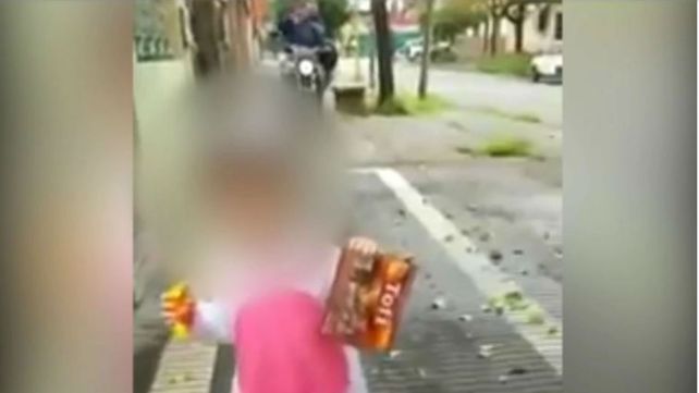 Grababa un video con su hija cuando aparecieron dos ladrones en moto