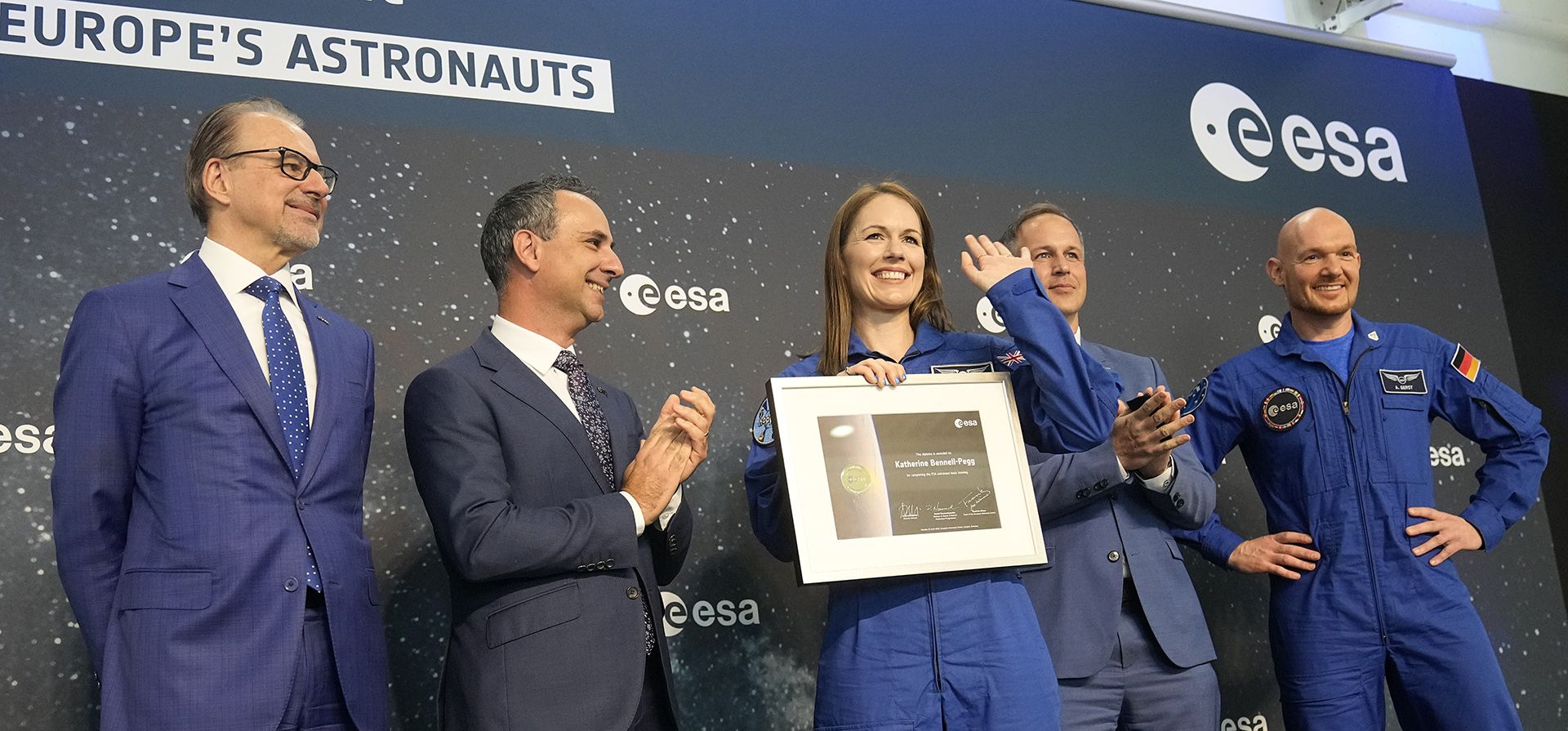 Katherine Bennell-Pegg de Australia saluda mientras muestra su certificado en la ceremonia de graduación de los candidatos de la promoción 2022 en el Centro Europeo de Astronautas en Colonia, Alemania, el lunes 22 de abril de 2024. (Foto AP/Martin Meissner) Katherine Bennell-Pegg de Australia saluda mientras muestra su certificado en la ceremonia de graduación de los candidatos de la promoción 2022 en el Centro Europeo de Astronautas en Colonia, Alemania, el lunes 22 de abril de 2024. (Foto AP/Martin Meissner)