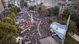 Una Plaza de Mayo colmada pidió por una ley contra el negacionismo