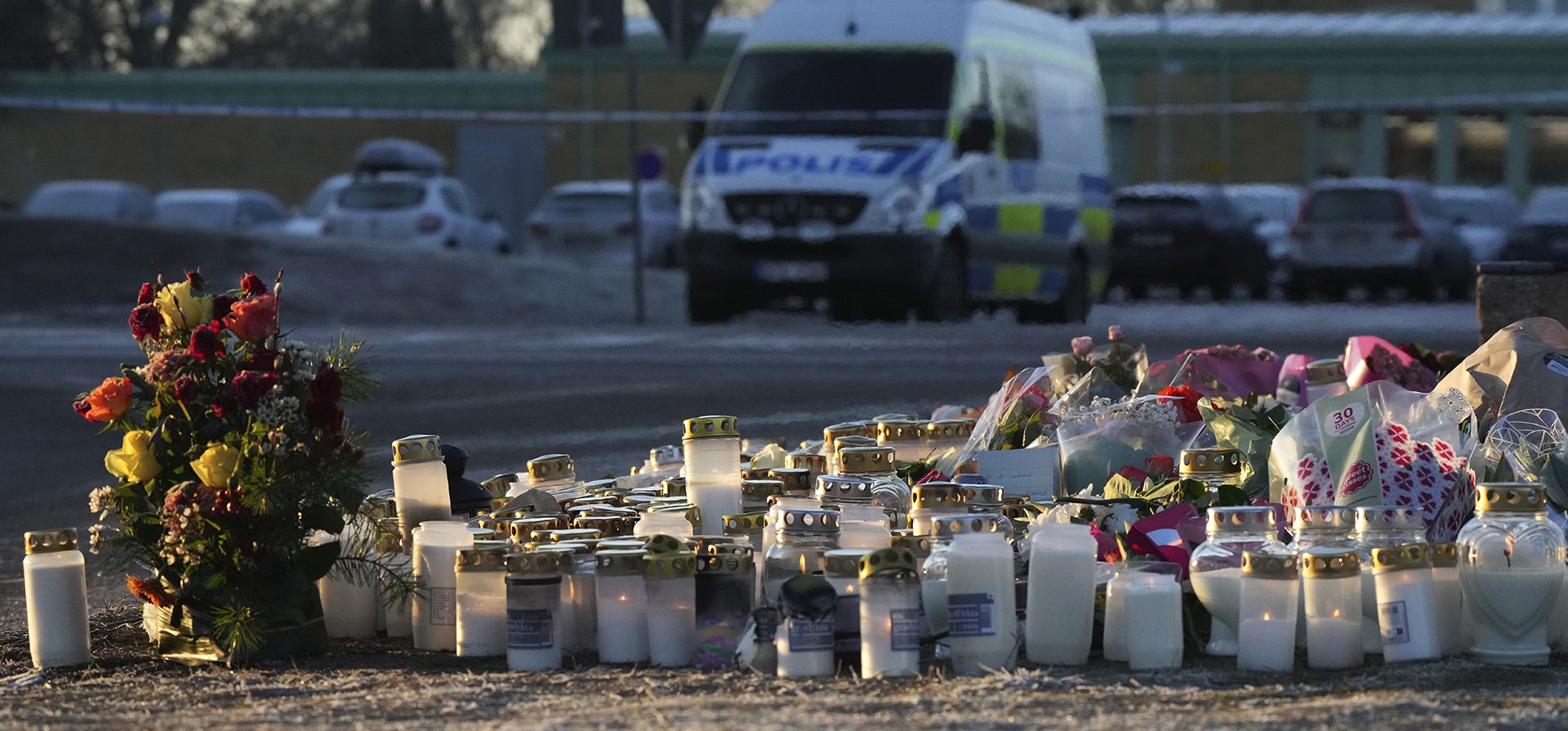 Flores y velas en un monumento improvisado cerca de la escena de un tiroteo en un centro de educación para adultos en las afueras de Orebro, Suecia, el jueves 6 de febrero de 2025. (Foto AP/Sergei Grits) Flores y velas en un monumento improvisado cerca de la escena de un tiroteo en un centro de educación para adultos en las afueras de Orebro, Suecia, el jueves 6 de febrero de 2025. (Foto AP/Sergei Grits)