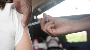 La provincia y el Colegio de Farmacéuticos firmaron un convenio para ofrecer de forma gratuita en farmacias las vacunas contra el covid y el virus sincicial respiratorio.