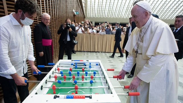El papa Francisco jugó un rato al metegol con el equipo rojo en la Audiencia General realizada en el Vaticano.