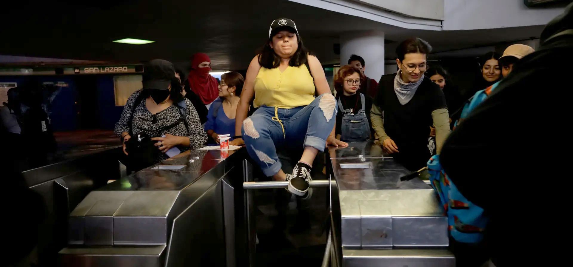 Ciudad de México, México. Estudiantes de la Universidad Nacional Autónoma de México (UNAM) realizan una manifestación frente a la Cámara de Diputados en la Ciudad de México. Fotografía: Gerardo Vieyra/NurPhoto/Shutterstock