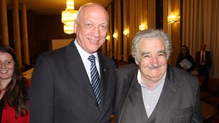 Antonio Bonfatti le dio una impronta política a su visita a Uruguay