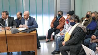 Un grupo de personas escrachó a matriculados del Colegio de la Abogacía tras una audiencia. (Juan Ignacio Pereira)