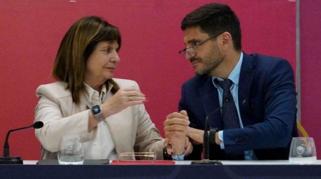 La ministra de Seguridad Patricia Bulrrich y el gobernador Maximiliano Pullaro