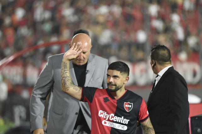 La vuelta al Parque. Ever saluda a los hinchas ante Belgrano. 
