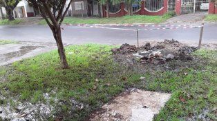 Daniel Hess, vecino del Barrio Santa Lucía de Paraná, se comunicó con UNO para reclamar por la falta de respuestas de la Municipalidad ante el pedido de reparación de una vereda con importante pérdida de agua.