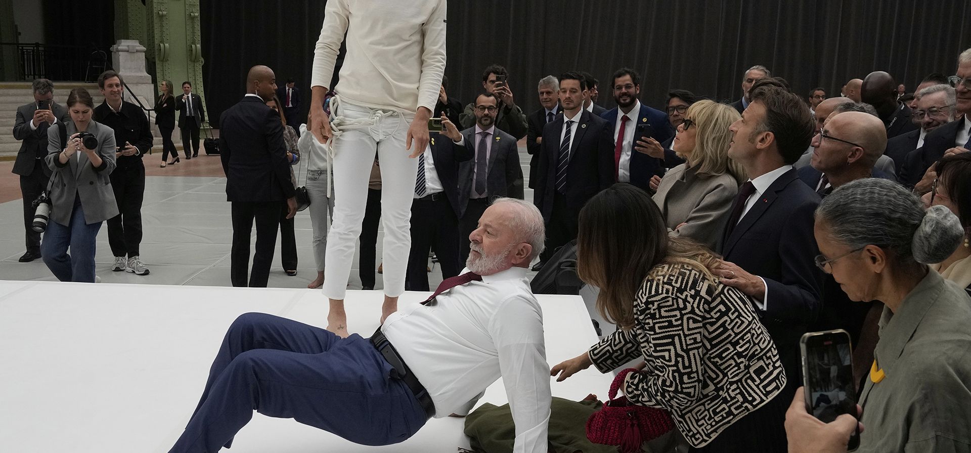 El presidente de Brasil, Luiz Inácio Lula da Silva, intenta imitar un movimiento de acróbatas durante una visita a una exposición de Ernesto Neto, el viernes 6 de junio de 2025, en el Grand Palais de París. (Foto AP/Michel Euler, Pool) El presidente de Brasil, Luiz Inácio Lula da Silva, intenta imitar un movimiento de acróbatas durante una visita a una exposición de Ernesto Neto, el viernes 6 de junio de 2025, en el Grand Palais de París. (Foto AP/Michel Euler, Pool)