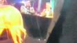 imagen de video. Verdún, de espaldas, mientras grita a los periodistas.