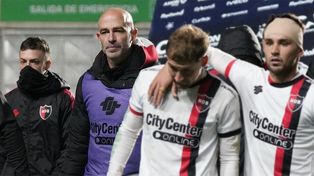 Sebastián Méndez deja el estadio de San Nicolás, junto a sus jugadores, tratando de encontrar una explicación.