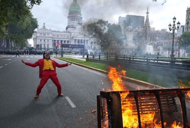 Un manifestante vestido de Guasón desafía uno de los retenes policiales en plena protesta frente al Congreso.