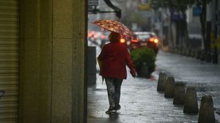 La lluvia, aunque débil, obligará a los rosarinos este sábado a quedarse en casa o a desempolvar el paraguas.&nbsp;