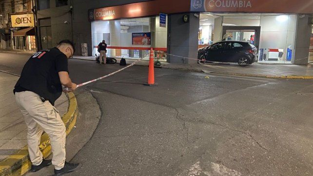 Un auto y una moto terminaron dentro de una entidad bancaria tras protagonizar un fuerte accidente. 