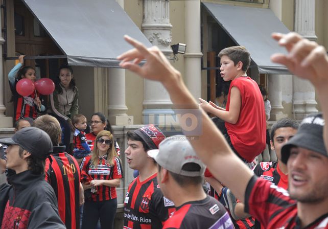 Banderazo Rojinegro en la concentración del plantel